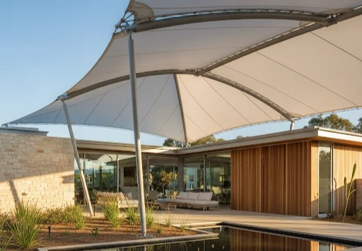 Desain kanopi membran minimalis dengan struktur ramping dan tarikan yang presisi